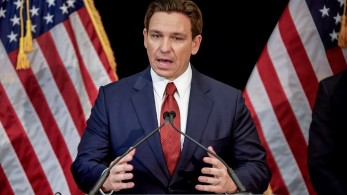 ΗΠΑ: «Ανοίγει το κουτί της Πανδώρας» το μπλόκο του Μέιν στον Τραμπ, λέει ο Ντε Σάντις