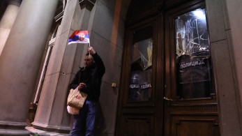 Σερβία: διαδηλώσεις της αντιπολίτευσης για το εκλογικό αποτέλεσμα- Επεισόδια στο δημαρχείο του Βελιγραδίου