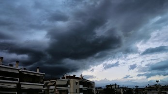 Καιρός: συννεφιασμένη και με τοπικές βροχές η Πρωτοχρονιά