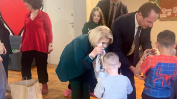 Με συγκίνηση ο αποχαιρετισμός στον Ουκρανό πρέσβη από τα «παιδιά του πολέμου»