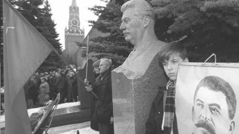 Σάλος στη Γεωργία: εικόνα με την Αγία Ματρώνα ευλογεί τον... Στάλιν!