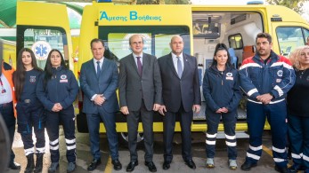 Παραδόθηκαν 10 νέα ασθενοφόρα στο ΕΚΑΒ - Οι Χατζηδάκης και Γεωργιάδης στην τελετή παραλαβής