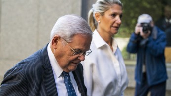 Μπομπ Μενέντεζ: στη φυλακή για 4,5 χρόνια και η σύζυγος του πρώην γερουσιαστή Μπομπ Μενέντεζ: στη φυλακή για 4,5 χρόνια και η σύζυγος του πρώην γερουσιαστή