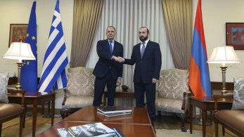 Γεραπετρίτης από Αρμενία: Στηρίζουμε την επανεκκίνηση των συνομιλιών μεταξύ Γερεβάν και Μπακού