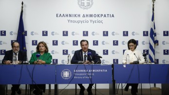 Κορωνοϊός: καμπάνιες ενημέρωσης για τον εμβολιασμό - Διαγράφονται τα πρόστιμα στους ηλικιωμένους