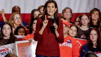 ΗΠΑ - Χέιλι κατά Τραμπ: επιδιώκει να εξασφαλίσει το χρίσμα «εκφοβίζοντας» το κόμμα