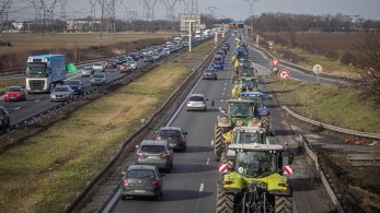 Φρούριο το Παρίσι με την πολιορκία των αγροτών: 15.000 αστυνομικοί και τεθωρακισμένα στον δρόμο