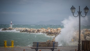 Δεμένα παραμένουν τα πλοία σε Πειραιά, Ραφήνα και Λαύριο λόγω των ισχυρών ανέμων