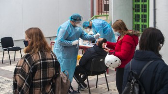 ΠΟΥ για κορωνοϊό-γρίπη: αυξάνονται κρούσματα και νοσηλείες - Χαμηλά τα ποσοστά εμβολιασμού