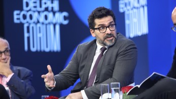 Στέφανος Κασσελάκης: τον εγκατέλειψε μέχρι και ο διπλωματικός του σύμβουλος