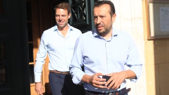 Θερμό επεισόδιο Κασσελάκη - Παππά λίγο πριν από το ταξίδι στις Σπέτσες