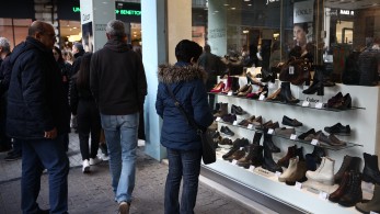 Πρεμιέρα για τις χειμερινές εκπτώσεις - Συνεχείς οι έλεγχοι στην αγορά