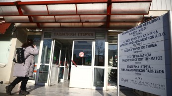 Κορωνοϊός και ιώσεις δοκιμάζουν τις αντοχές του ΕΣΥ για 4η χρονιά