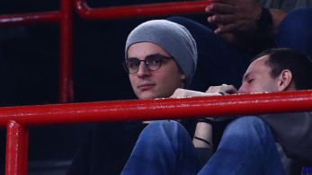 Στις εξέδρες του ΣΕΦ ο γιος του πρωθυπουργού Κωνσταντίνος