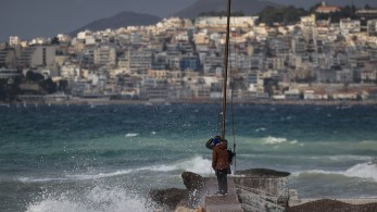 Δρομολόγια πλοίων: Λύνουν κάβους από Πειραιά - Πού παραμένουν οι απαγορεύσεις