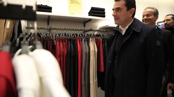 Επίσκεψη Σκρέκα σε εμπορικά καταστήματα