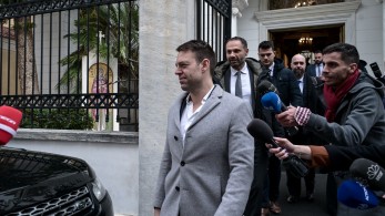 Καινούργιου για Κασσελάκη στις Σπέτσες: Ούτε εγώ δεν παίρνω τόσες βαλίτσες!