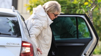 Έλενα Ακρίτα στις Σπέτσες: Τραβάτε με κι ας κλαίω