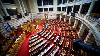 Πονοκέφαλος σε ΣΥΡΙΖΑ και ΠΑΣΟΚ, από τις αποχές βουλευτών στο νομοσχέδιο του γάμου των ομόφυλων ζευγαριών