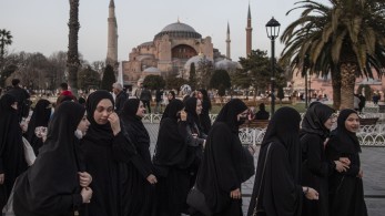 Καρέ-καρέ η απόπειρα εμπρησμού στην Αγία Σοφία: σε εξέλιξη η ταυτοποίηση του δράστη (video)