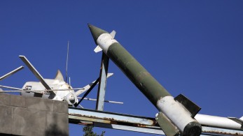 Ένταση στην Ερυθρά Θάλασσα: οι Χούθι εκτόξευσαν πύραυλο ως αντίποινα σε ΗΠΑ και Βρετανία