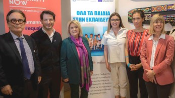 Βούλτεψη, Παπαρίζου και Περρής στα θρανία με τα προσφυγόπουλα