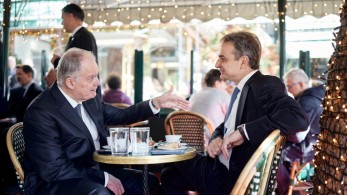 Πρωτοχρονιάτικος καφές Μητσοτάκη με Τασούλα στο Κολωνάκι - Συνομίλησαν με πολίτες (φωτό)