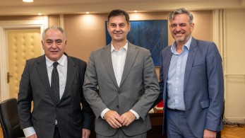 Συνάντηση ΕΕΑ με Θεοχάρη: παράταση 1 μήνα στην προθεσμία εγκατάστασης των POS