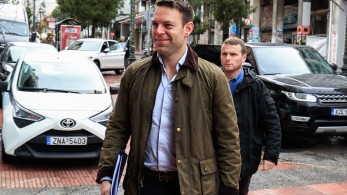 Ή κάνουν πλάκα στον Στέφανο ή τους κάνει ο ίδιος: οι ακομμάτιστοι των think tanks (Βίντεο)