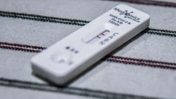 ΕΟΔΥ για κορωνοϊό: 44% αυξημένες οι εισαγωγές - 179 στελέχη της υποπαραλλαγής JN.1