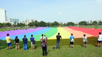 Σε δημόσια διαβούλευση το νομοσχέδιο για τον γάμο ομόφυλων ζευγαριών