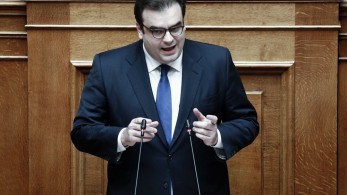 Ο Κυριάκος Πιερρακάκης αποδομεί στη Βουλή τη θέση του ΠΑΣΟΚ για τα μη κρατικά πανεπιστήμια