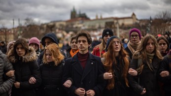 Τσεχία: ανθρώπινη αλυσίδα φοιτητών και καθηγητών για τα θύματα της μαζικής ένοπλης επίθεσης