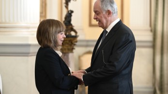 Σακελλαροπούλου και Τασούλας σε εγκαίνια έκθεσης για τον Μιχάλη Οικονόμου στο Ίδρυμα Θεοχαράκη