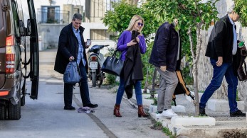 Στων Σπετσών τη χλιδάτη ράχη περπατά η Αριστερά μονάχη