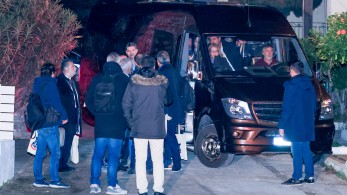 Κρυφτούλι Κασσελάκη-ΜΜΕ στα καλντερίμια των Σπετσών: το δείπνο των βουλευτών σε ακριβό εστιατόριο