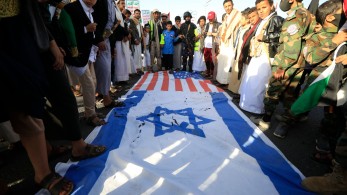 Οι Χούθι ανέλαβαν την ευθύνη για την πυραυλική επίθεση εναντίον αμερικανικού φορτηγού πλοίου