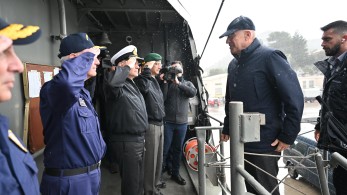 Επίσκεψη Δένδια στη φρεγάτα «Ύδρα»