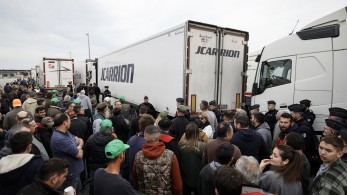 Γαλλία: σταματούν οι κινητοποιήσεις των αγροτών