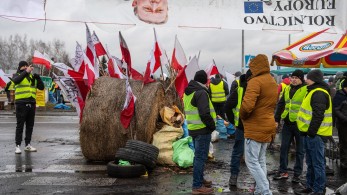 Πολωνία: Κλειστοί δρόμοι αλλά και ο σιδηρόδρομος από τους αγρότες