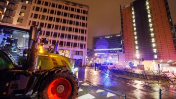 Βρυξέλλες: ένταση μεταξύ αστυνομίας και αγροτών - Σπάνε κιγκλιδώματα