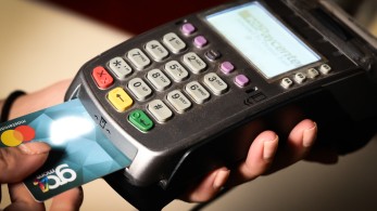 ΑΑΔΕ: μαζικά e-mail σε επιχειρήσεις που δεν έχουν διασυνδέσει POS με ταμειακές μηχανές