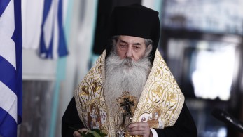 Ομόφυλα ζευγάρια: ο μητροπολίτης Πειραιά Σεραφείμ θέτει εκτός εκκλησίας τους βουλευτές που ψήφισαν υπέρ του νομοσχεδίου