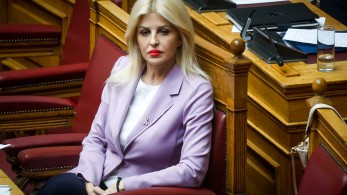 Επίθεση στο γραφείο της Έλενας Ράπτη με μπογιές και τρικάκια