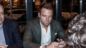 Κωμωδία Κασσελάκη: μετά το... μαλλιοτράβηγμα στο συνέδριο καλεί τους βουλευτές για ποτό!