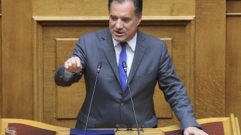 Εξοργισμένος ο Άδωνις με το τραγούδι του Πάνου Βλάχου - «Μέσα σε έναν σάκο βάλτε Άδωνι και Πορτοσάλτε»