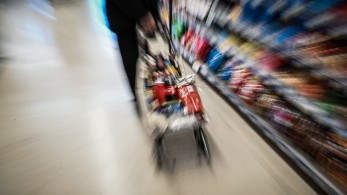 Νέες μειωμένες τιμές φέρνουν τα μέτρα κατά της ακρίβειας