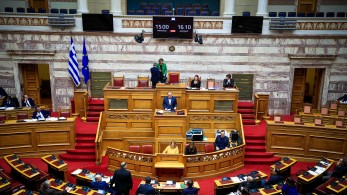 Βουλή: Με αυξημένη πλειοψηφία ψηφίσθηκε το νομοσχέδιο για την οπαδική βία