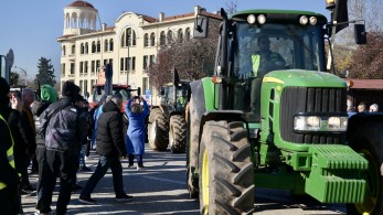 Τρέχει στα μπλόκα η αντιπολίτευση: μοιράζει χρήμα με ουρά, ρίχνει λάδι στη φωτιά