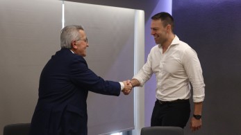 Πλειοδοσία Κασσελάκη: ζητεί 900 ευρώ κατώτατο μισθό «εδώ και τώρα»